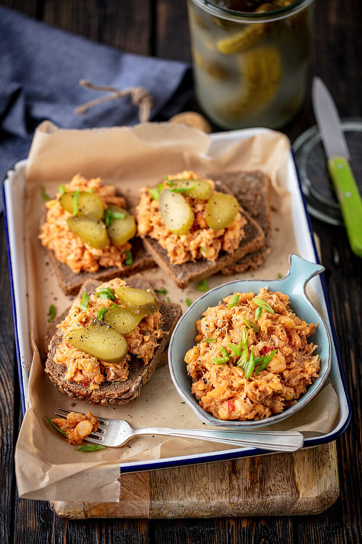 Brot mit Makrelenaufstrich und Essiggurken