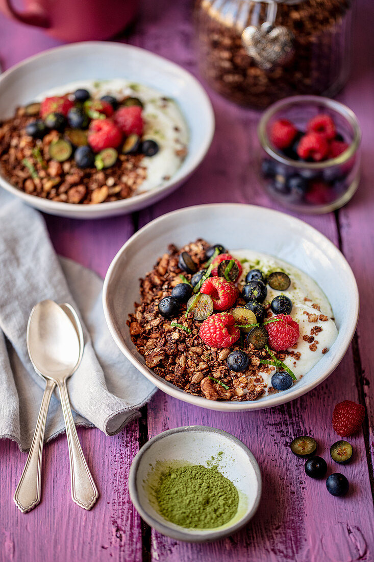 Schokoladenmüsli mit Joghurt und frischen Beeren