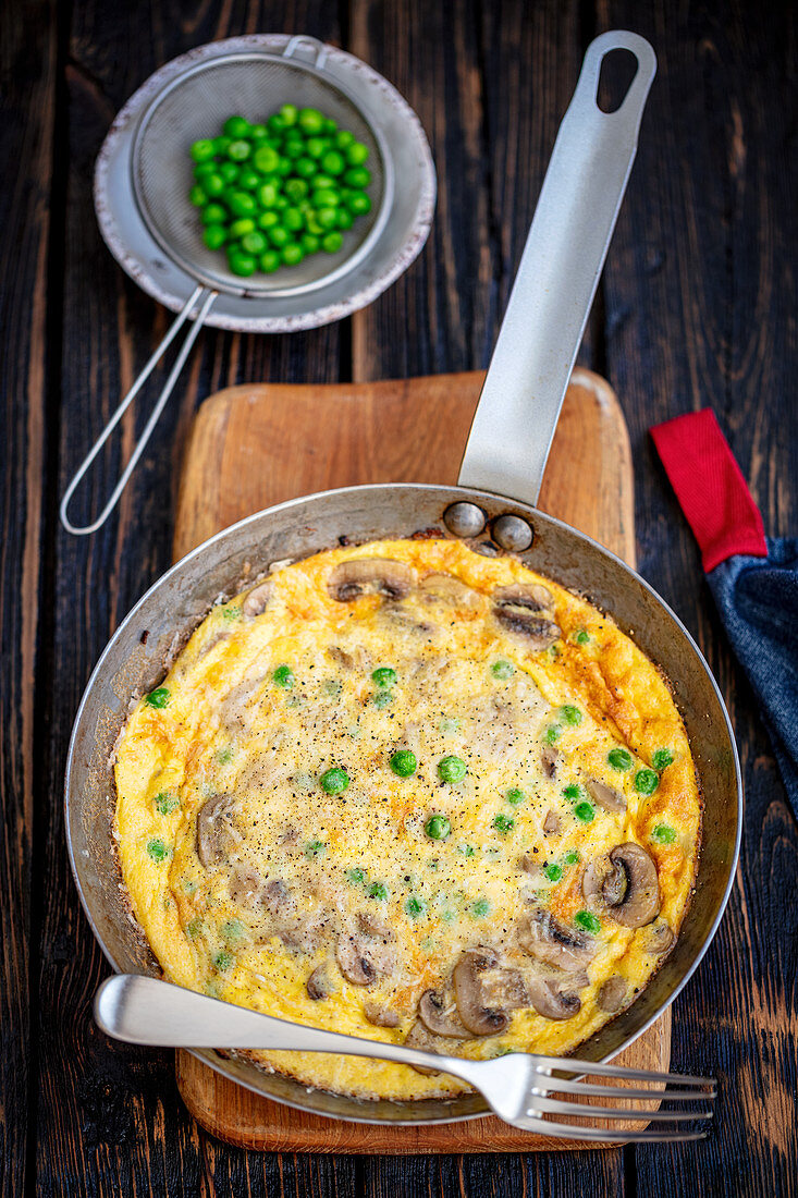 Frittata with mushrooms and green peas