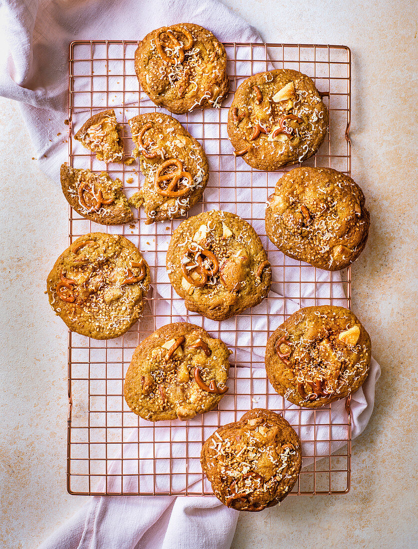 Weisse Schokoladencookies mit Tahini und Brezeln