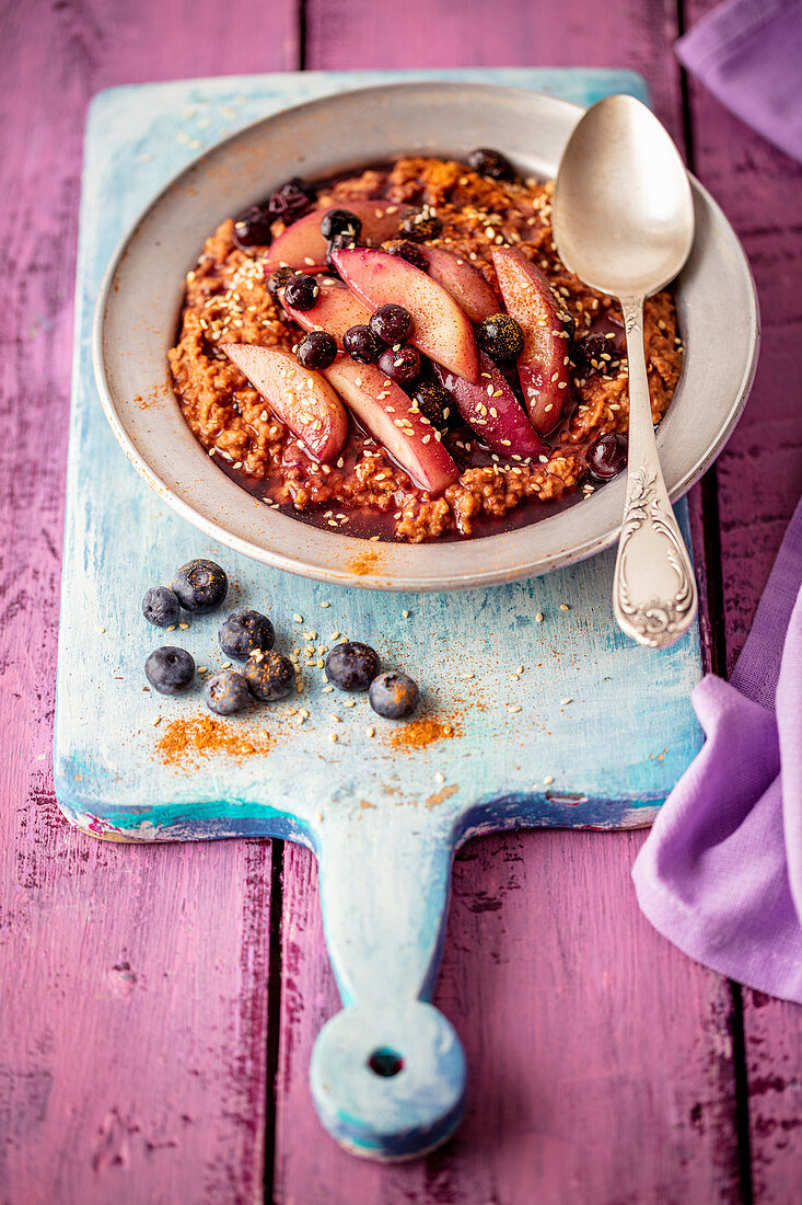 Chocolate porridge with caramelized fruits