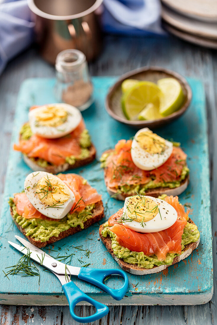 Brot mit Guacamole, Räucherlachs und Ei