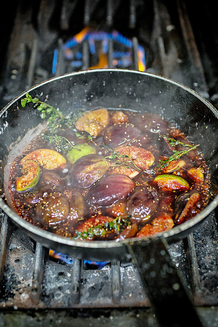 Roasting figs in a pan
