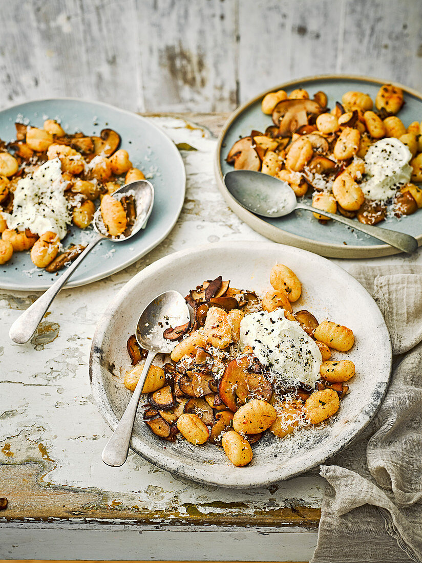 Gnocchi with mushrooms and paprika butter