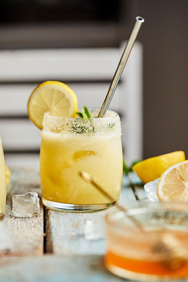 Spritziger Mango-Cocktail