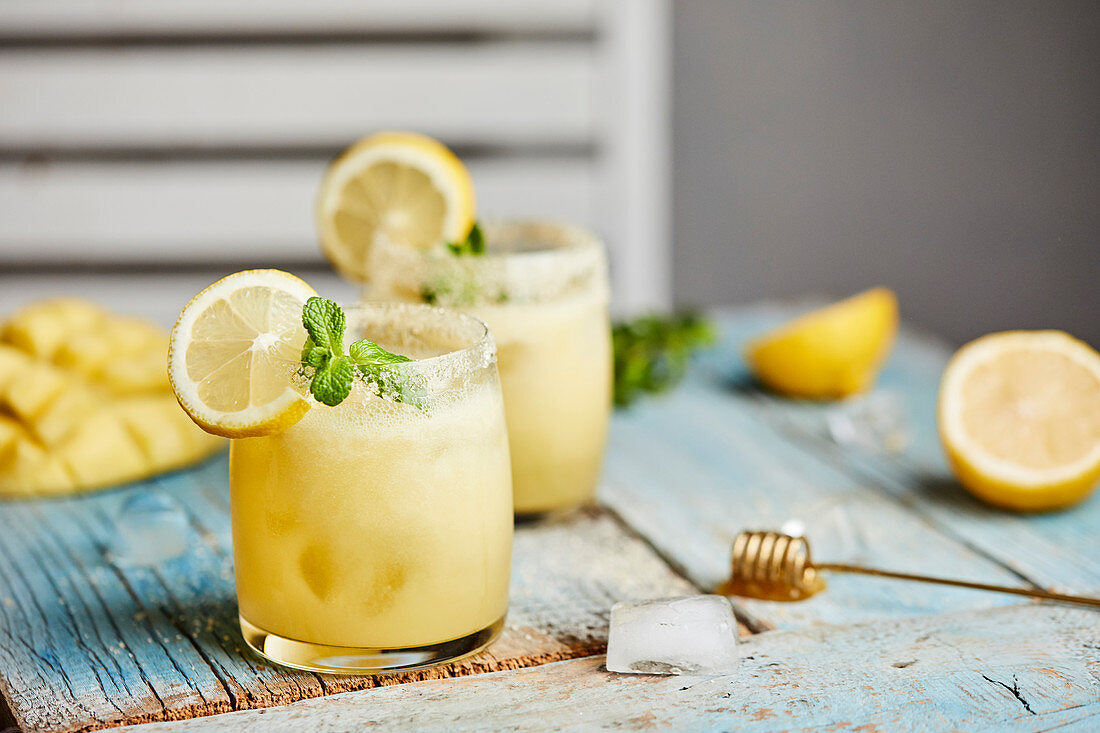 Spritziger Mango-Cocktail