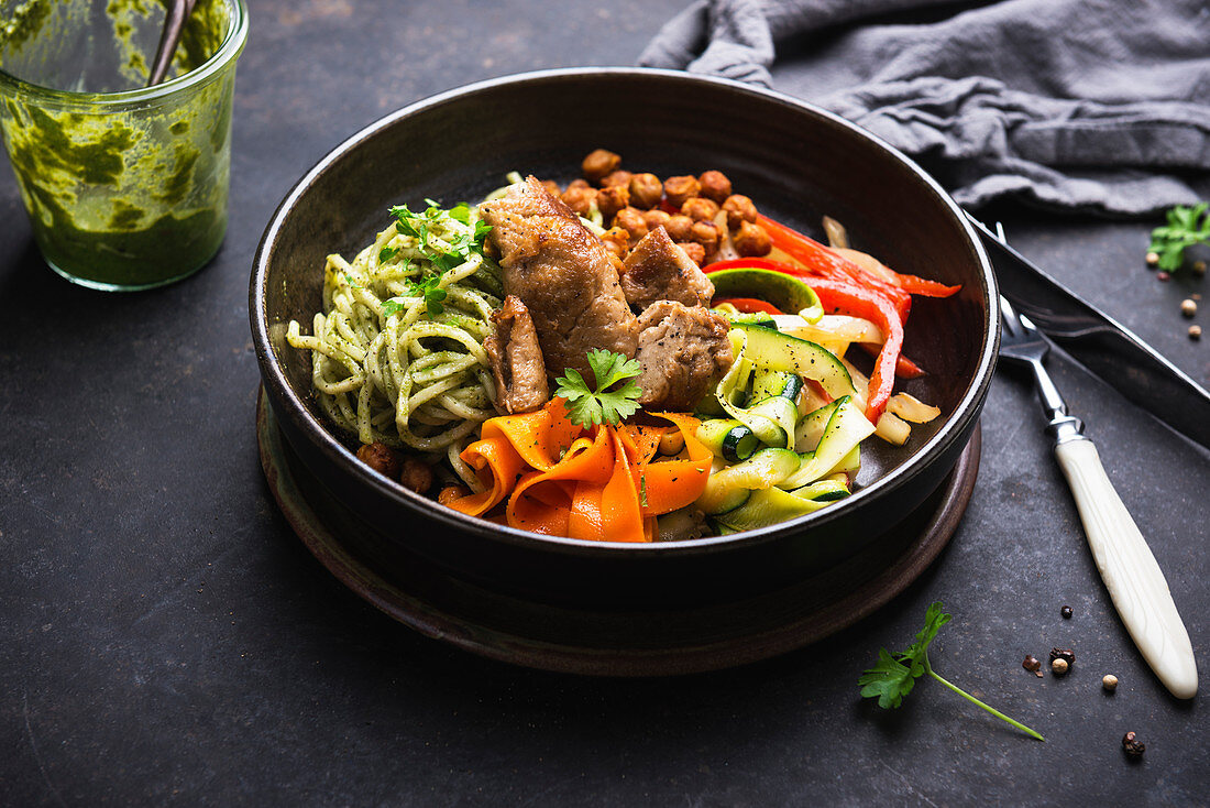 Kräuterpesto-Nudeln mit Gemüse, Kichererbsen und Mock Duck (vegane Ente auf Weizenprotein-Basis)