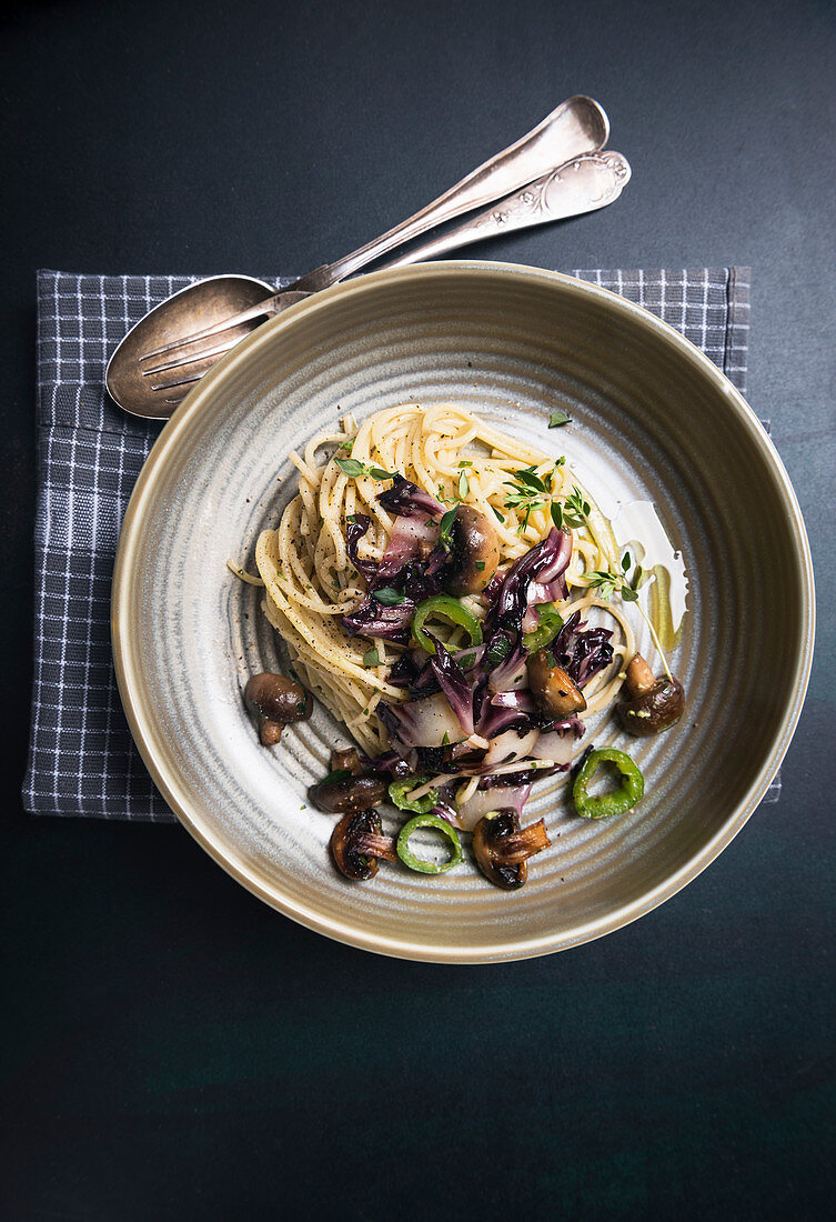 Spaghetti mit gebratenem Radicchio, Pilzen und Pfefferschoten