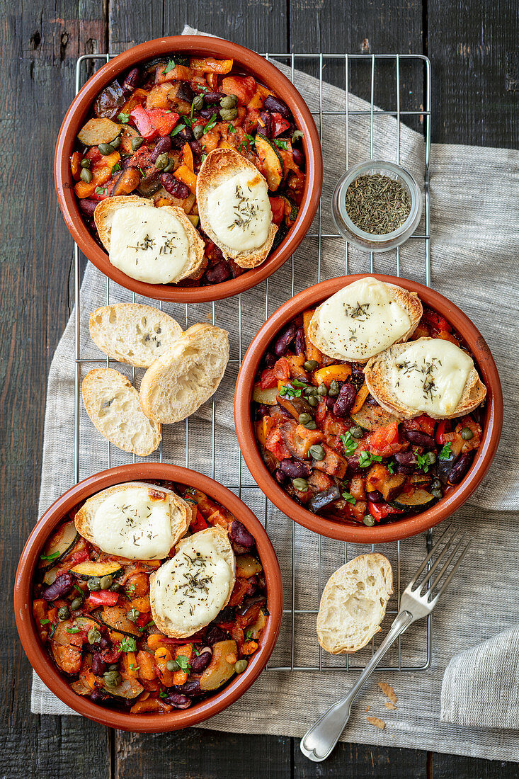 Vegetable stew with red kidney beans and toasts with mozzarella