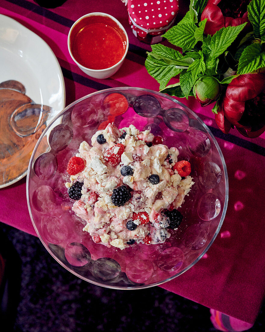 Trifle mit Baiser, Beeren und Beerencoulis