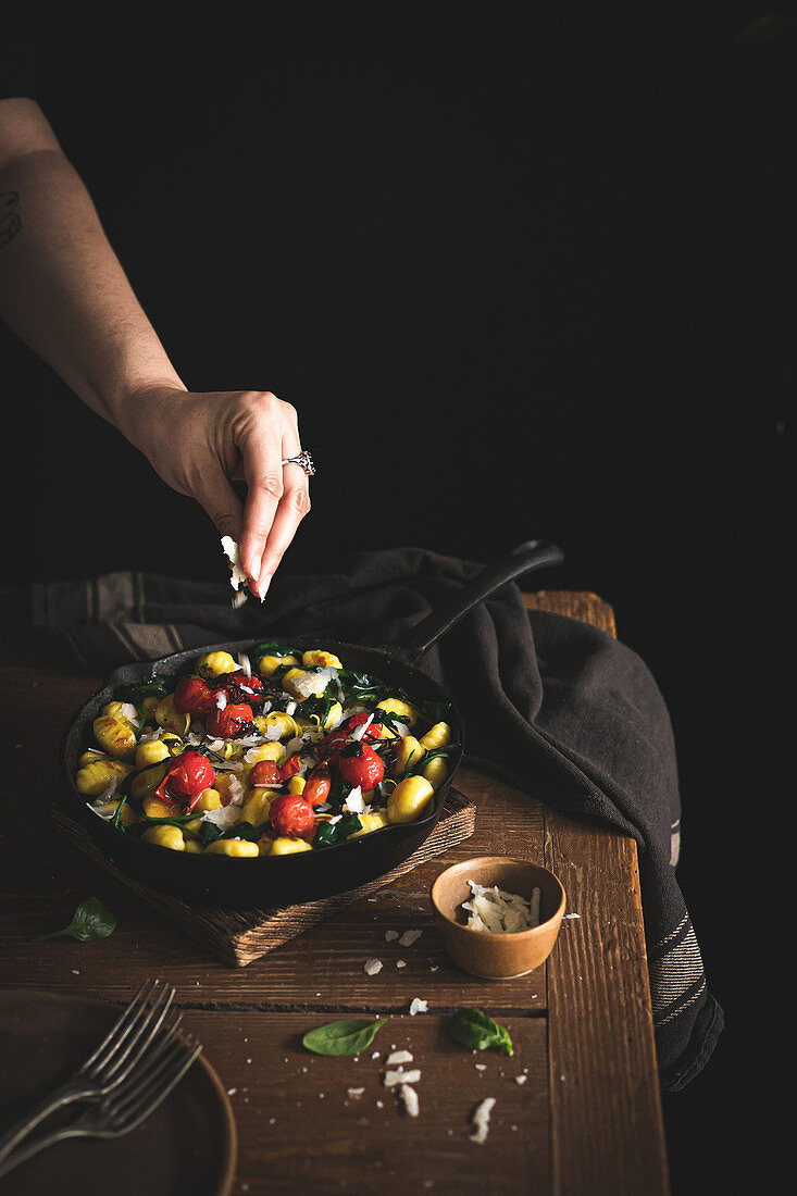 Gebratene Gnocchi mit Tomaten und Spinat