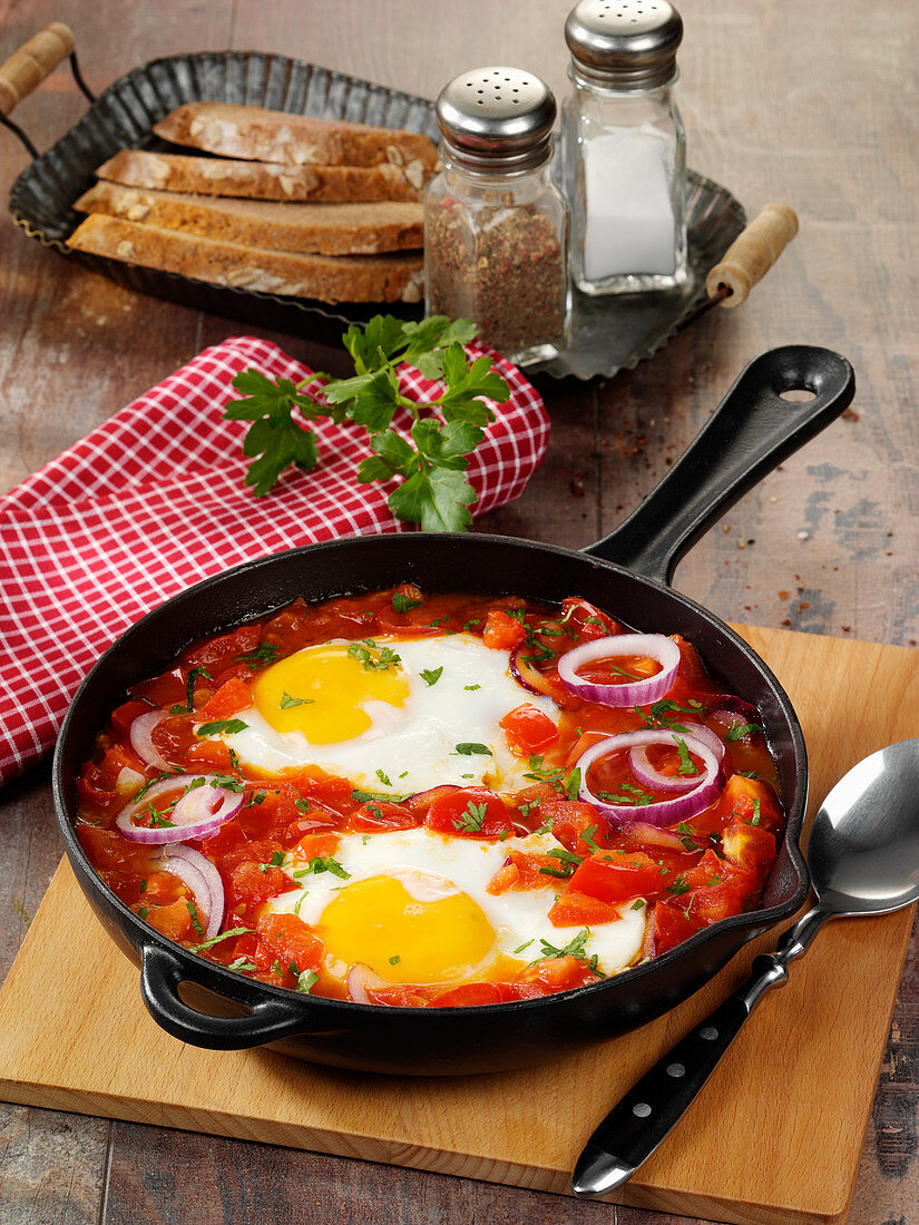 Schnelles Tomatengemüse aus der Pfanne mit Spiegelei