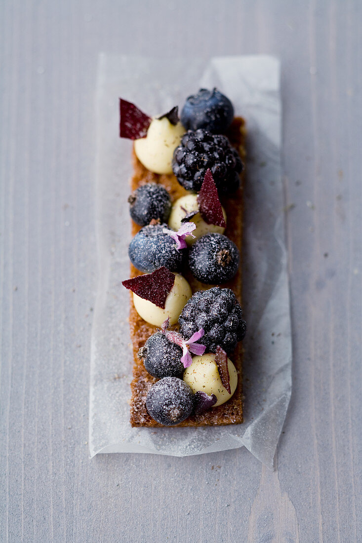 Beerenbrioche mit weißer Schokoladen-Ingwer-Creme