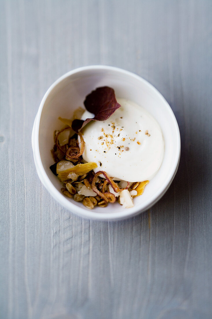 Bulgur-Zimtblüten-Granola mit Brie-Espuma