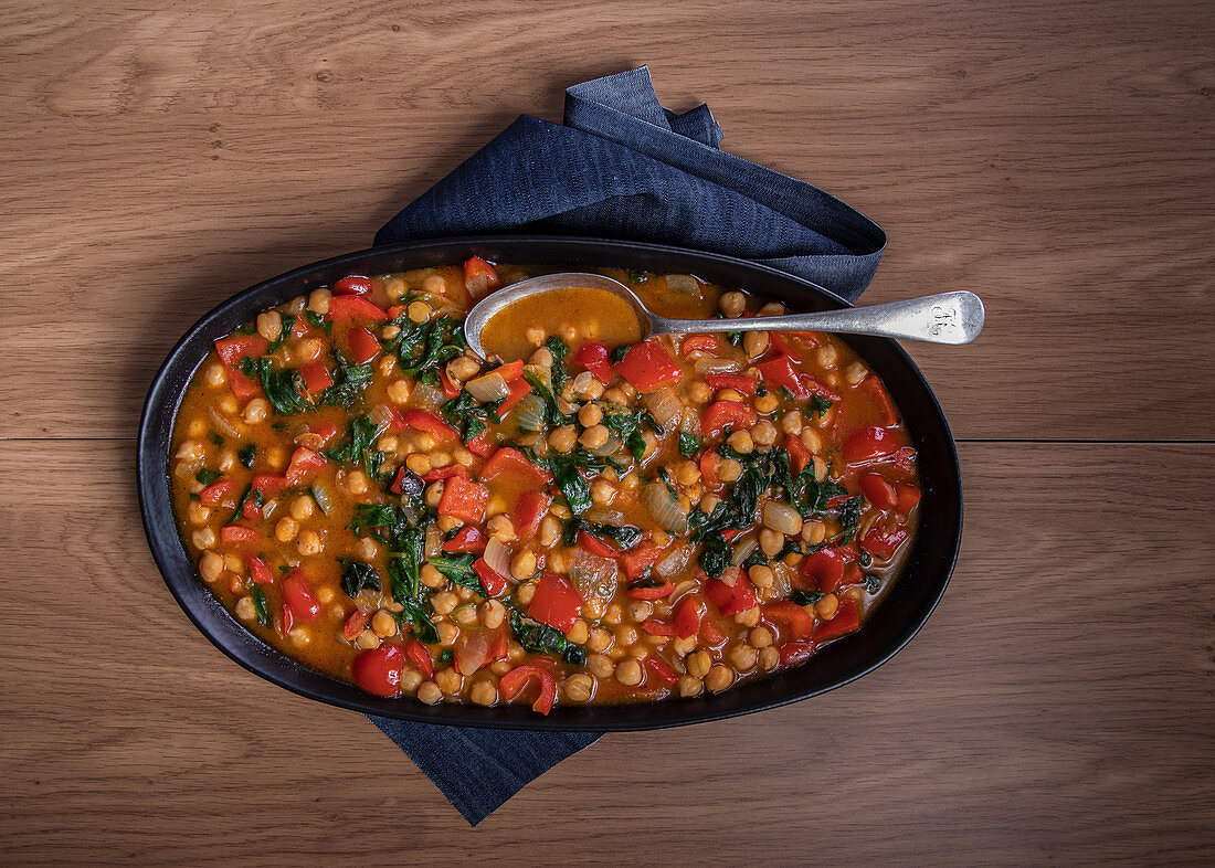 Gemüse-Curry mit roten Paprikaschoten und Kichererbsen