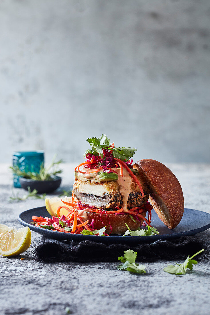 Burger mit Pilzen, Halloumi und Karotten-Krautsalat