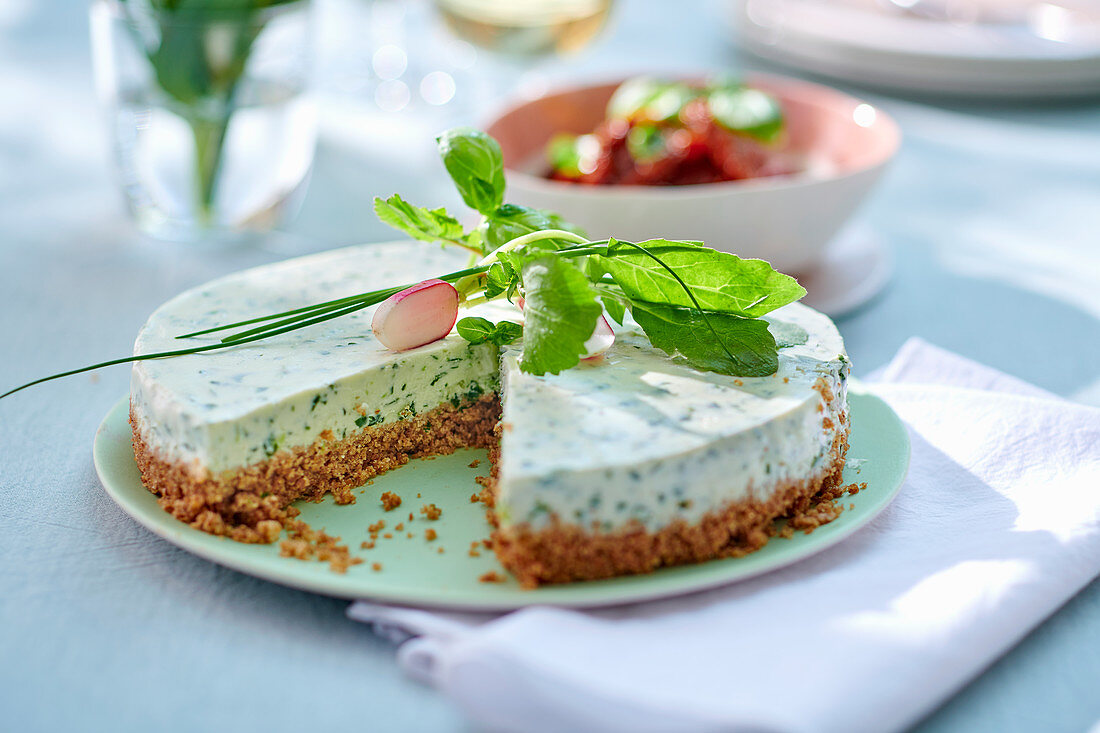 Pikanter Käsekuchen mit Kräutern, angeschnitten