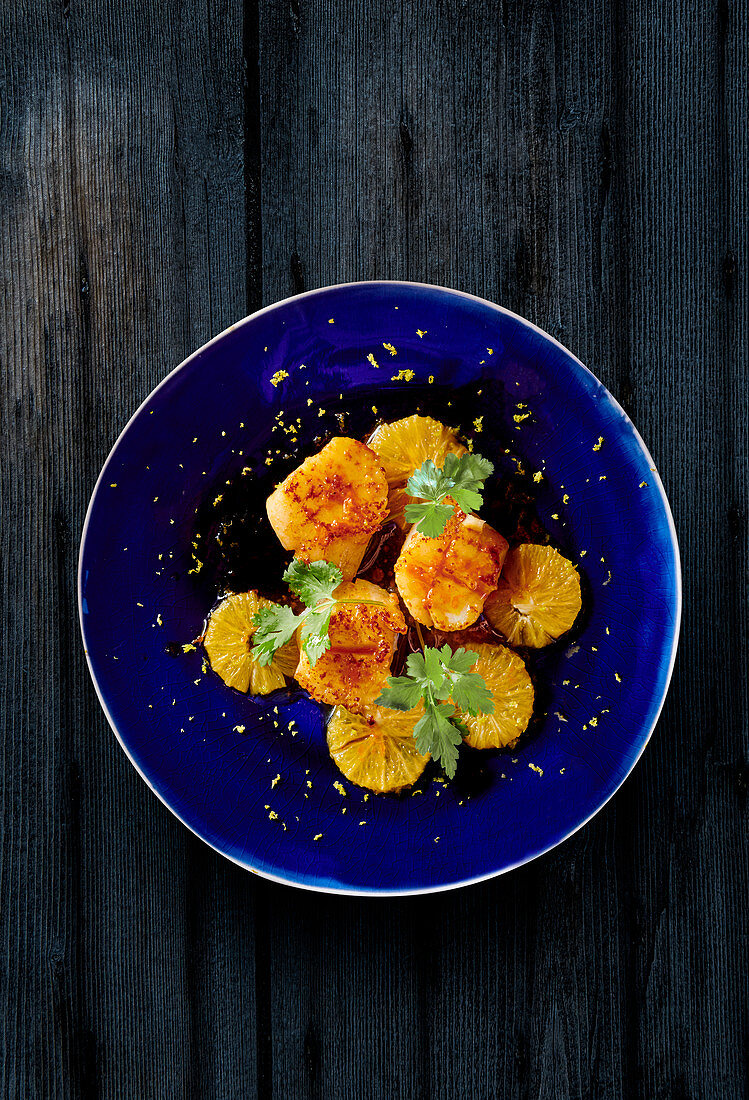 Fried scallops with saffron and oranges