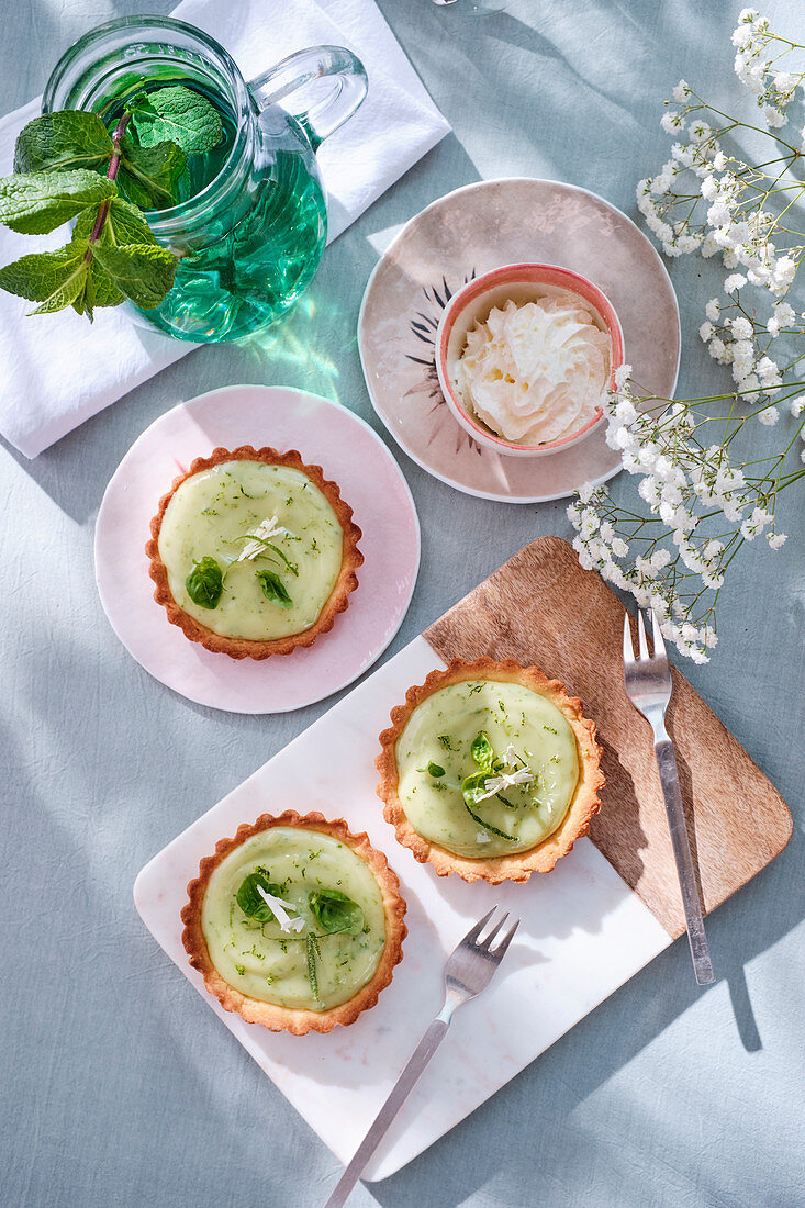 Lime tart with white chocolate and mint