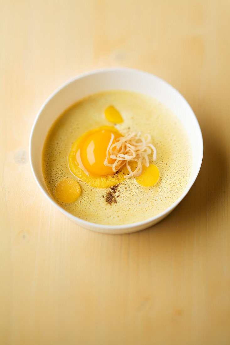 Mais-Schalotten-Creme mit Mango-Polenta und Kümmel