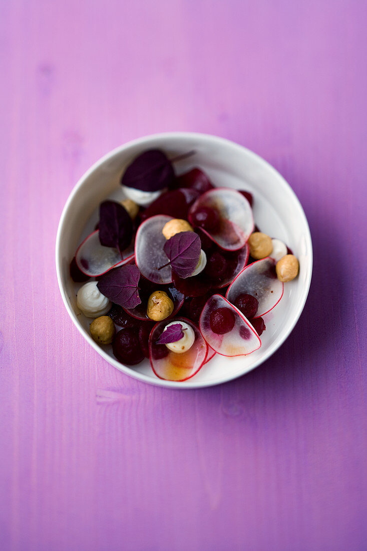 Rote-Bete-Salat mit rosa Pfeffer und Haselnüssen