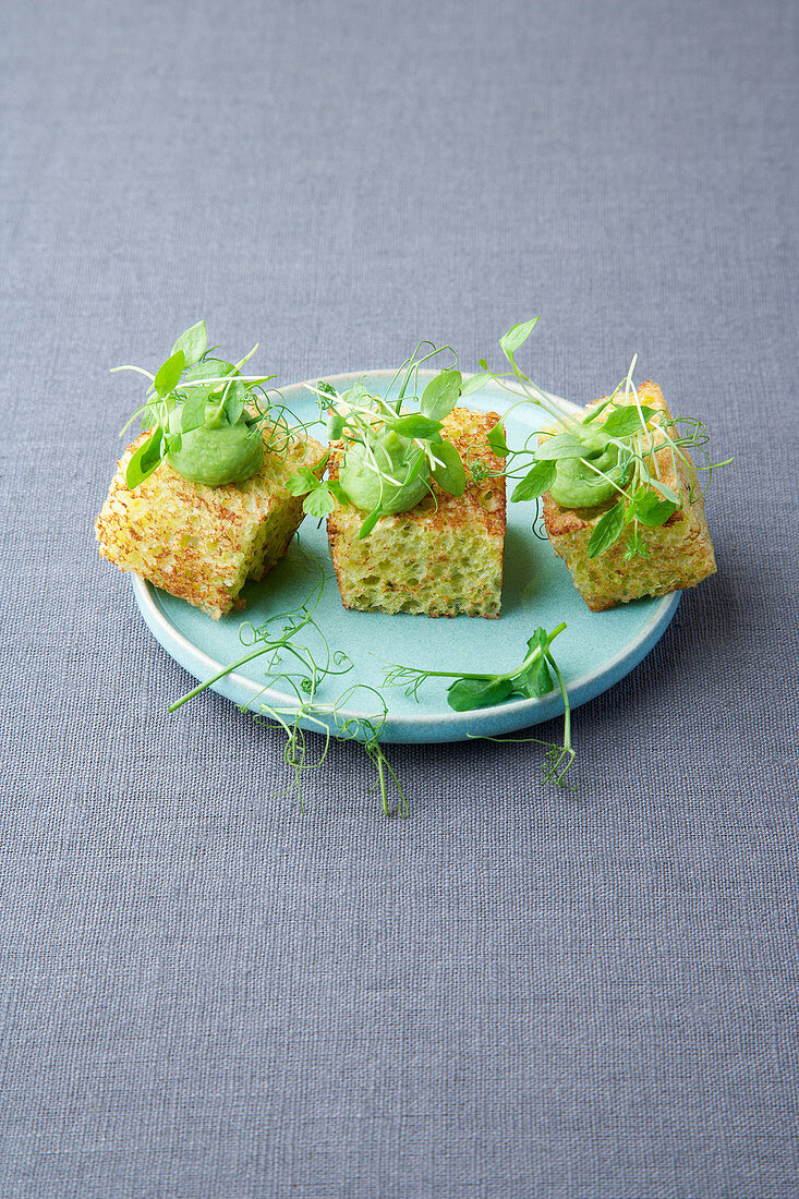 Parsley and pepper brioche with pea hummus
