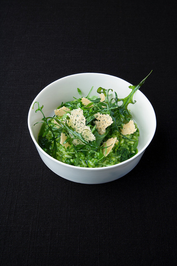 Rucola-Mokka-Risotto mit Bergkäse-Crunch