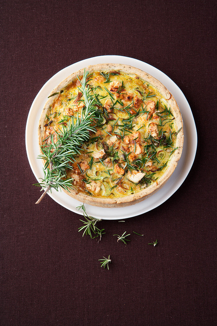 Frühlingszwiebel-Rosmarin-Quiche mit Schafskäse