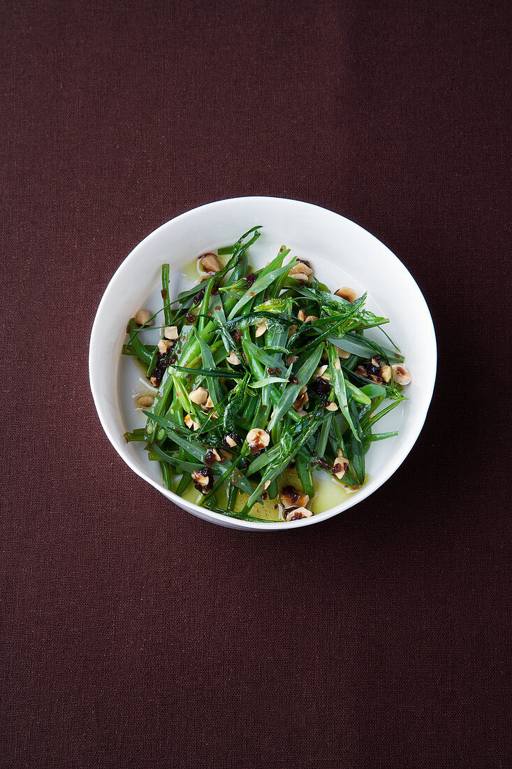 Bohnen-Röstschalotten-Salat mit Estragon und Haselnüssen