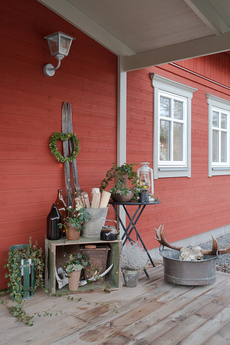 Rustikale Winterdeko auf überdachter Terrasse am Schwedenhaus