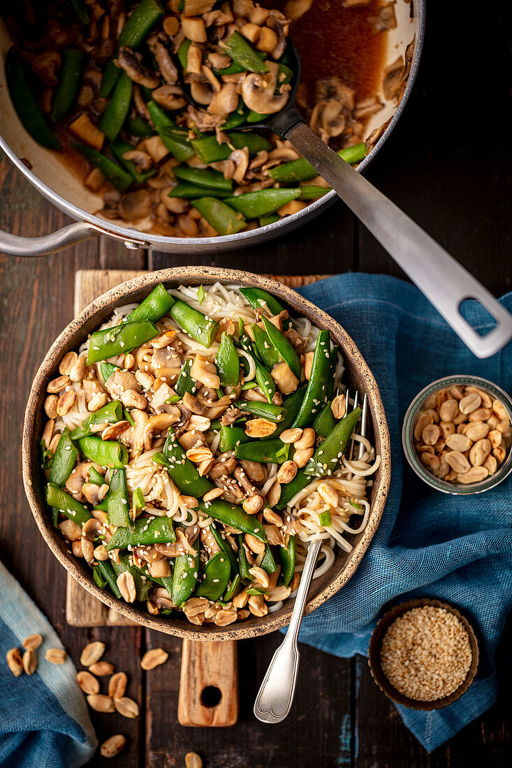 pasta with mushrooms and snow peas