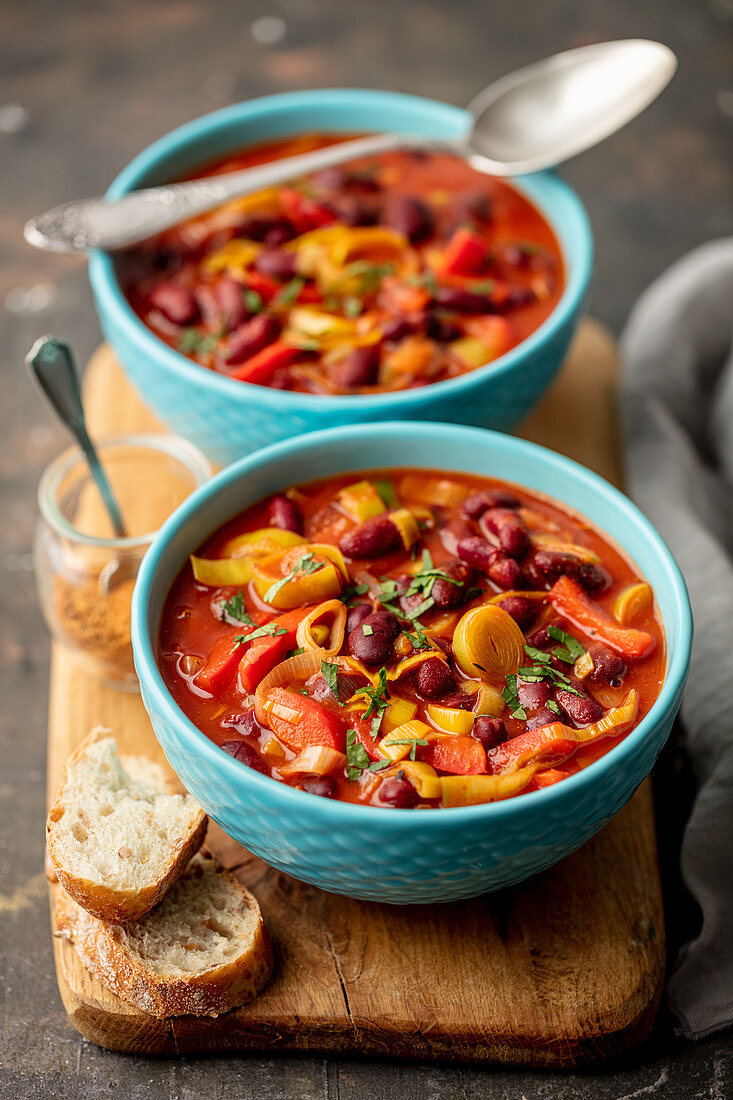 pepper, leeks, tomatoes and red kidney bean stew