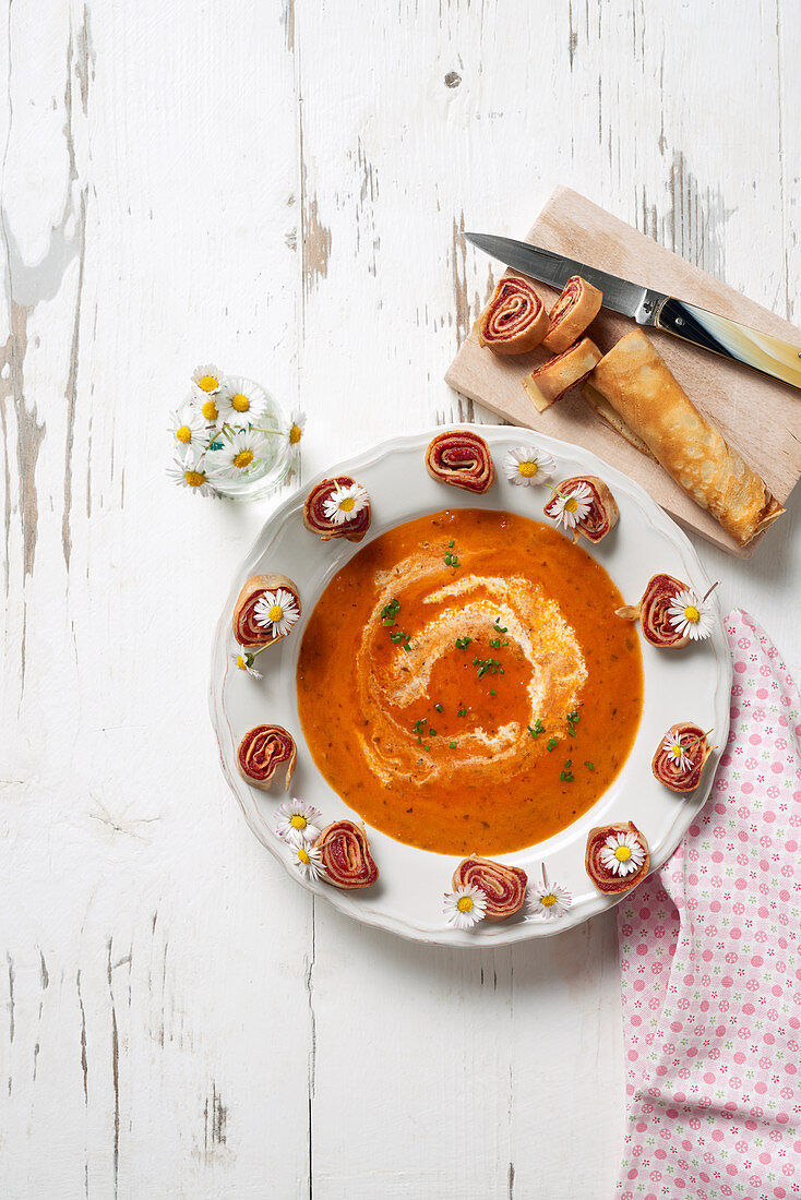 Tomaten-Gänseblümchen-Suppe