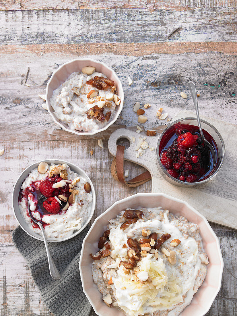 Amaranth and cinnamon porridge with apples and berries