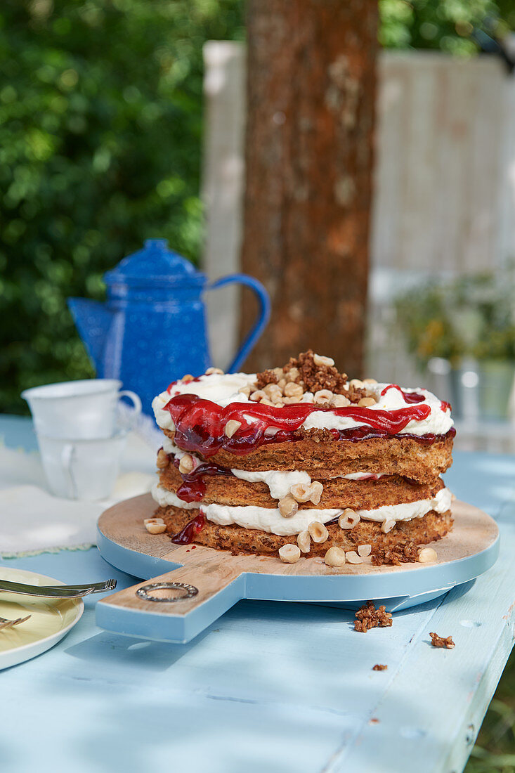 Black bread cake with cranberry cream