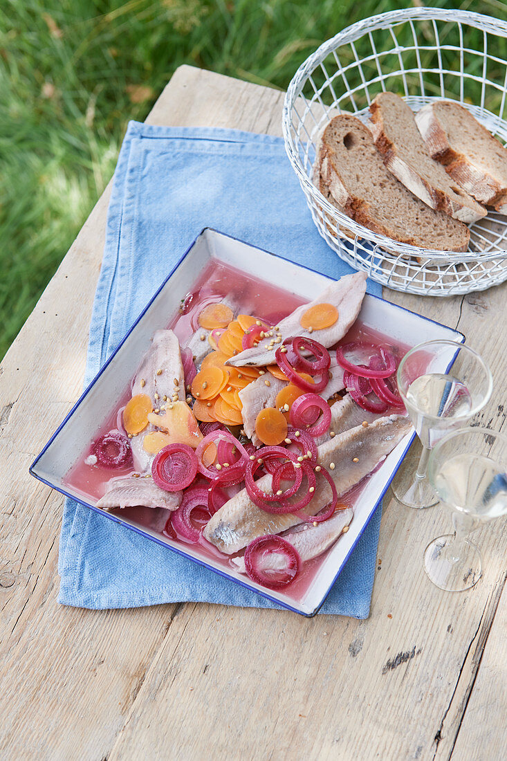 Eingelegte Glasbläserheringe mit Möhren und Zwiebeln