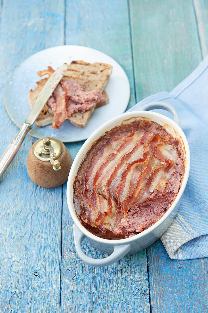 Leberpastete mit Speck auf geröstetem Roggenbrot