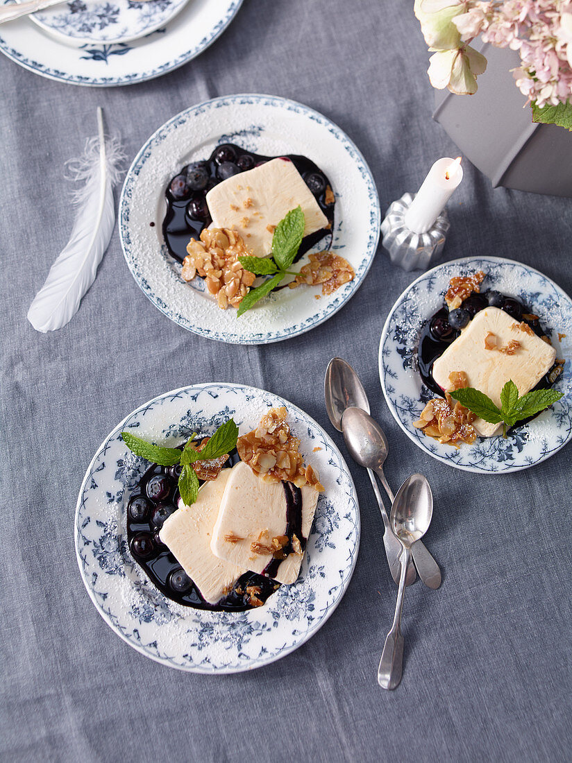 Sauerrahmparfait mit Heidelbeersauce und Mandelkrokant