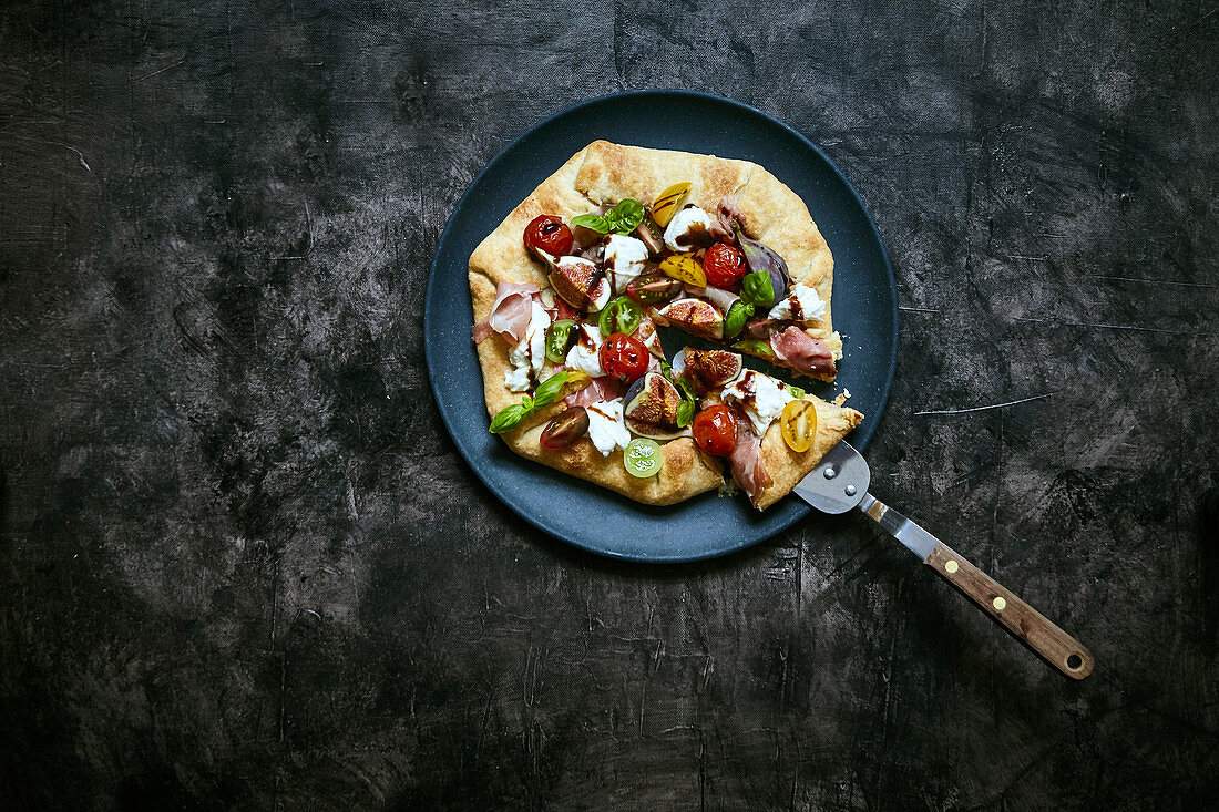 Tomato tart with figs, mozzarella and balsamic reduction