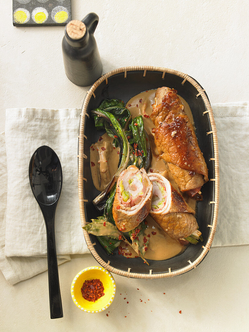 Schweineschnitzelröllchen, gefüllt mit Mangochutney und Schinken im Kokosfond