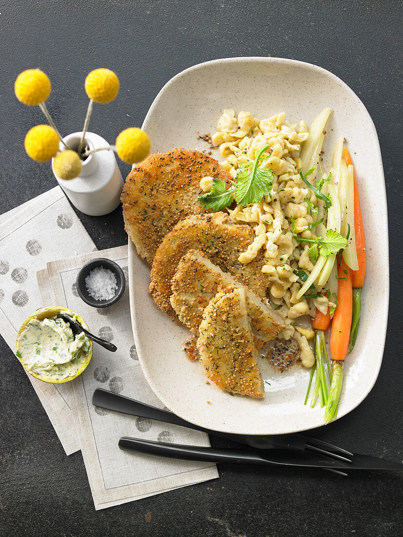 Kohlrabischnitzel mit knuspriger Senfkruste mit Spätzle in Knoblauchbutter und Frühlingsmöhre