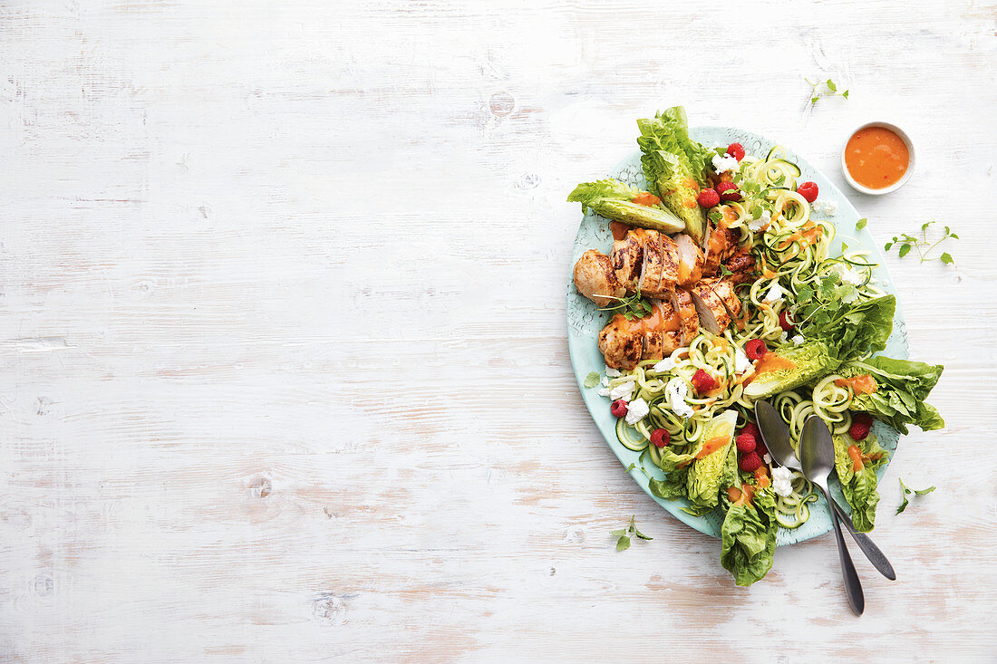 Zucchininudelsalat mit Peri-Peri-Hähnchen