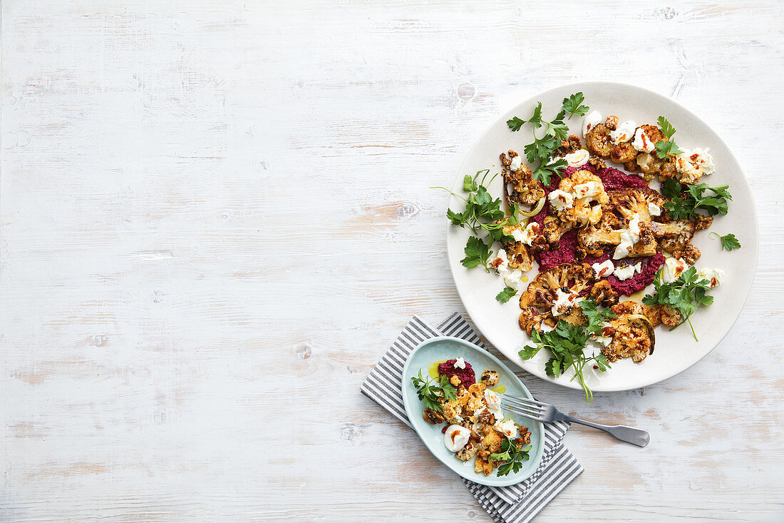 In Harissa gebratener Blumenkohl mit Rote-Bete-Dip, Joghurt und kandierten Walnüssen