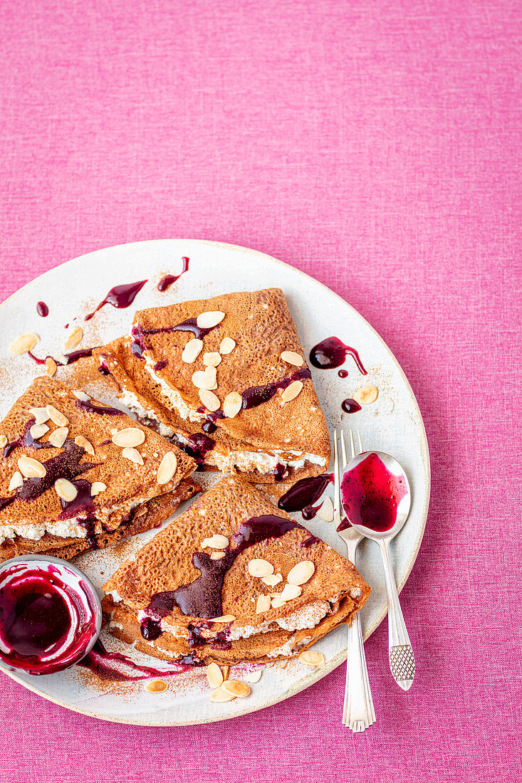 Schokoladenpfannkuchen mit Quark und Marmelade