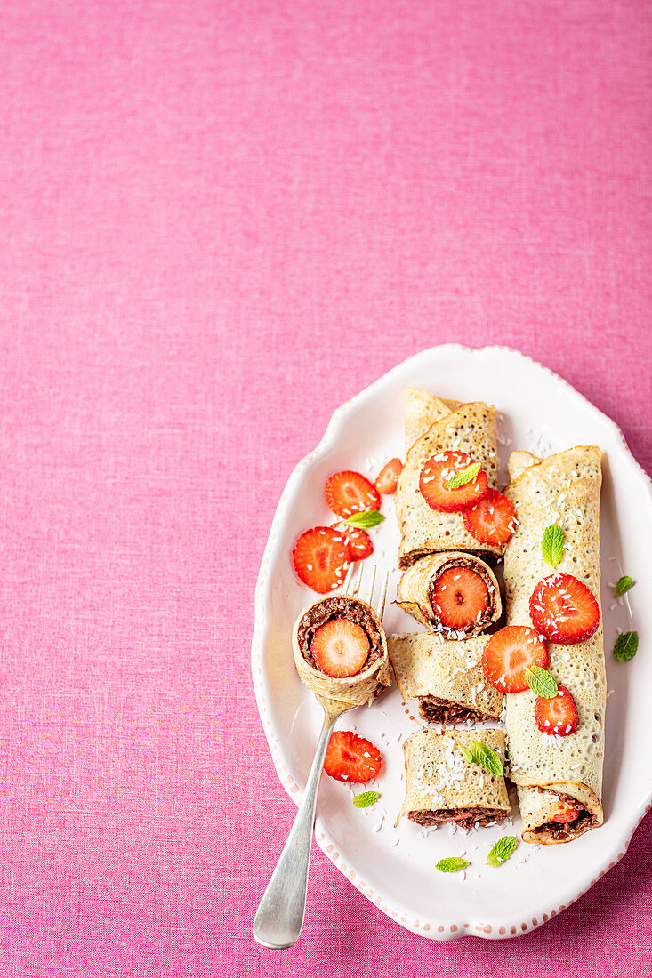 Kokosnuss-Pancakes mit Schokoladencreme und Erdbeeren