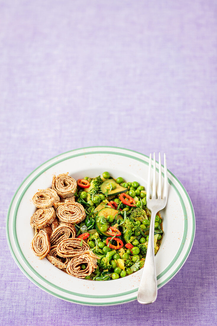 Vegetarisches Curry mit Brokkoli und Pfannkuchenröllchen