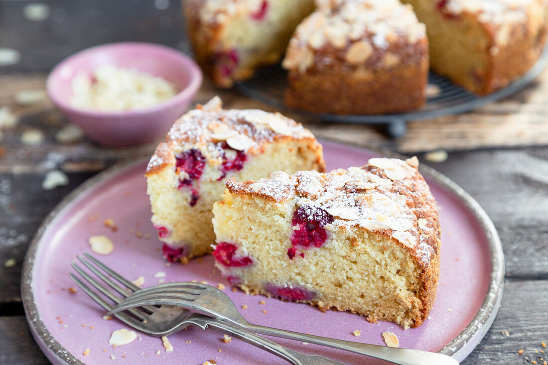 Ricottakuchen mit Himbeeren auf rosa Platte