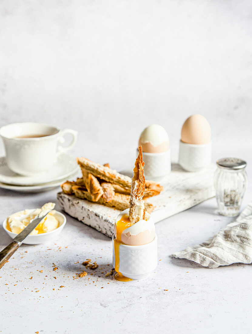 Egg And Soldiers (weich gekochtes Ei mit Toaststicks, England) und Kaffee
