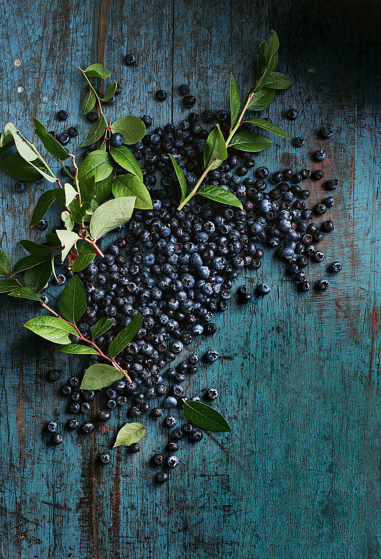 Frische Blaubeeren auf Holzuntergrund