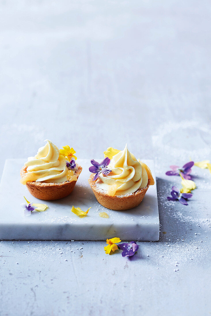 Weisse-Schokoladen-Cups mit Zitronenmousse